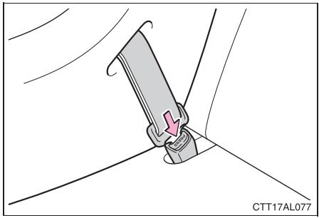 TOYOTA Matrix (2012) - Démontage d'un siège de sécurité infant attaché avec la ceinture de sécurité - 1
