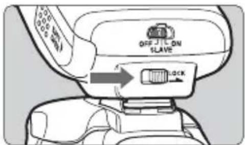 CANON Speedlite 270 EX II - Faites glisser le taquet de verrouillage vers la gauche pour fixer le Speedlite à l'appareil photo. - 1