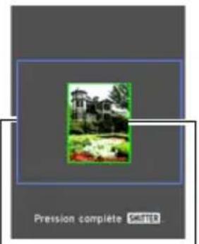 CASIO Exilim EXZR700 - 8.Dirigez l'appareil photo vers le sujet en le centrant bien sur I'image, puis appuyez a mi-course sur le déclencheur pour faire la mise au point. - 2
