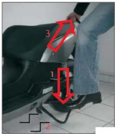 Govecs Go!S 1.2 - Non sederti sullo scooter quandoesso è posizionato sul cavalletto centrale, altrimenti rischi di danneggiare il veicolo! - 1