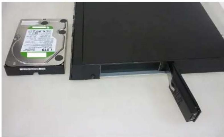 EMTEC Movie Cube D850H - Insertion du disque dur - 1