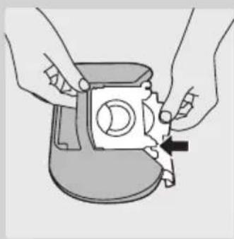PHILIPS Studio FC9081 - Replacing the disposable dustbag - 5
