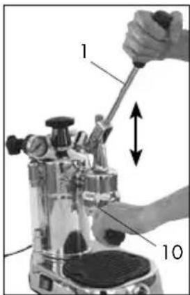 LA PAVONI Europiccola Lusso EL - Beachtung. Filter 1 Tasse (16a) ist für Pods benutzbar. Das Pods in das Filter einlagen. Acht geben an das Filter Papier es muss drinnen in den Siebträger sein Foto G1. - 5
