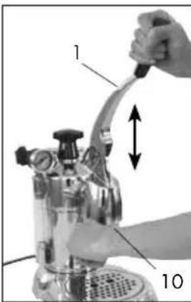 LA PAVONI Europiccola Lusso EL - Beachtung. Filter 1 Tasse (16a) ist für Pods benutzbar. Das Pods in das Filter einlagen. Acht geben an das Filter Papier es muss drinnen in den Siebträger sein Foto G1. - 6