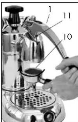 LA PAVONI Europiccola Lusso EL - Beachtung. Filter 1 Tasse (16a) ist für Pods benutzbar. Das Pods in das Filter einlagen. Acht geben an das Filter Papier es muss drinnen in den Siebträger sein Foto G1. - 3