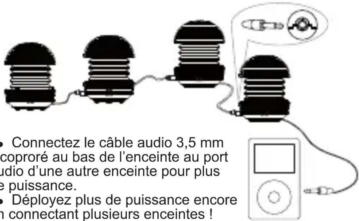 Connectez le câble audio 3,5 mm coproré au bas de l'enceinte au port audio d'une autre enceinte pour plus e puissance. Déployez plus de puissance encore n connectant plusieurs enceintes !