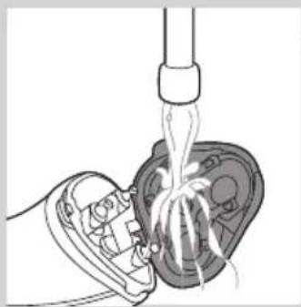 PHILIPS PowerTouch PT717 - Rengoring af skærhovedet under rindende vand - 2