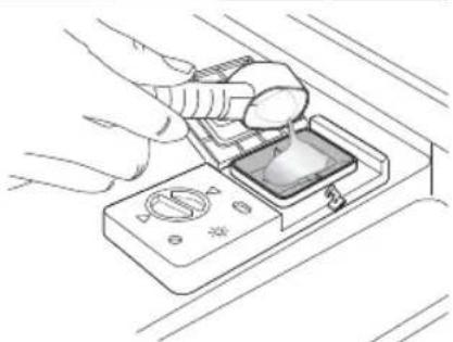 SAMSUNG DWFN320T - Remplissage du réservoir de produit de lavage. - 2