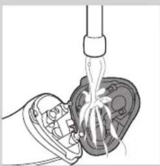 PHILIPS 29PT8457 - Rengöra skärhuvudet under kranen - 2