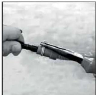 HOOVER DYH 9913 NA1X - Bittes das Kondenswasserablaufset wie Folgt Montieren: - 3