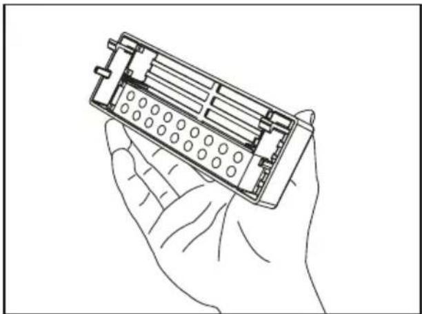 Line drawing of a hand holding an open battery pack (no text or symbols)