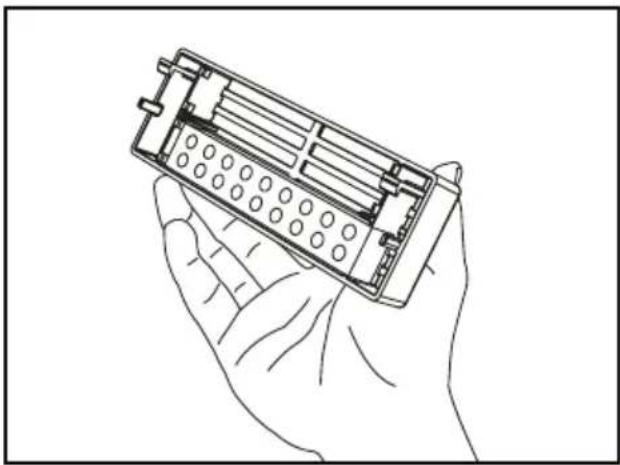 Line drawing of a hand holding an open battery pack (no text or symbols).