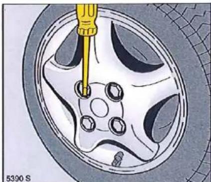 OPEL Tigra (1995) - Changement de roue - 1