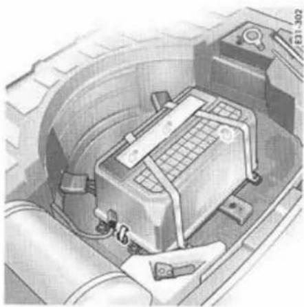 PORSCHE Cayenne S (2003) - Dépose de la batterie - 1