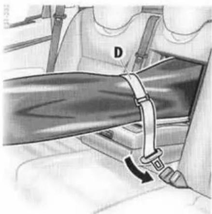 PORSCHE Cayenne S (2003) - Ouverture de la housse de skis - 3