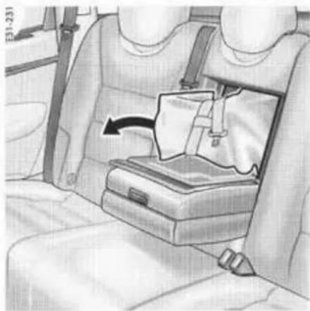 PORSCHE Cayenne S (2003) - Ouverture de la housse de skis - 2