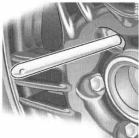 PORSCHE Cayenne S (2003) - Changement d'une roue - 1