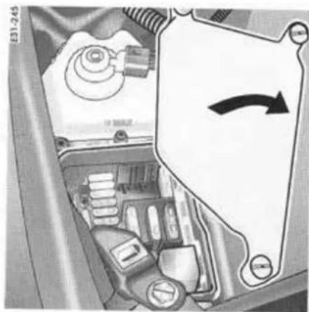 PORSCHE Cayenne S (2003) - Ouverture du couvercle de la boite à fusibles du compartmente moteur - 1