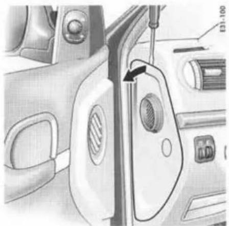 PORSCHE Cayenne S (2003) - Ouverture du couvercle de la boite à fusibles du compartmente moteur - 1