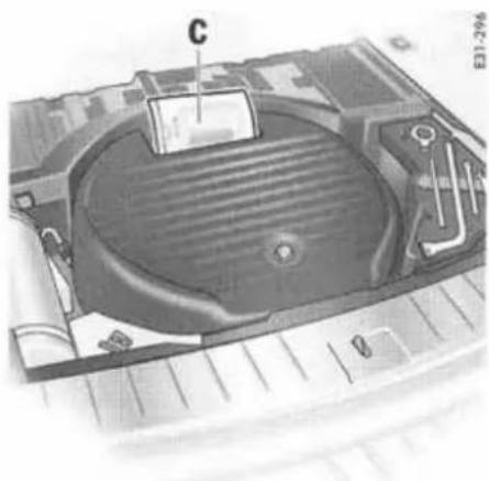 PORSCHE Cayenne S (2003) - Repose de la roue de secours - 1