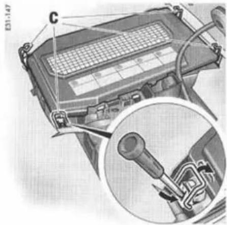 PORSCHE Cayenne S (2003) - Dépose de la batterie - 3