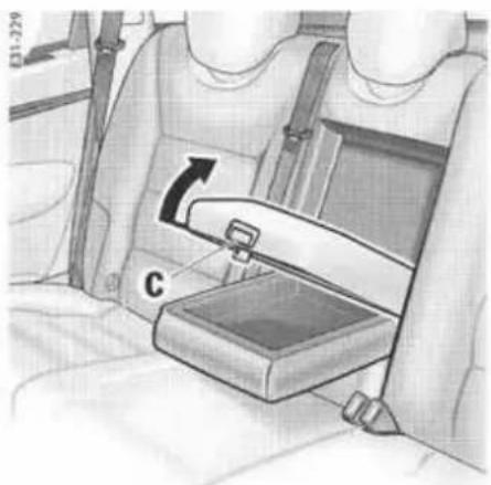 PORSCHE Cayenne S (2003) - Ouverture du casier supérieur - 2