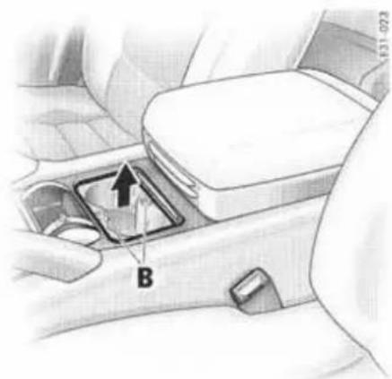 PORSCHE Cayenne S (2003) - Ouverture du porte-gobelet avant - 1