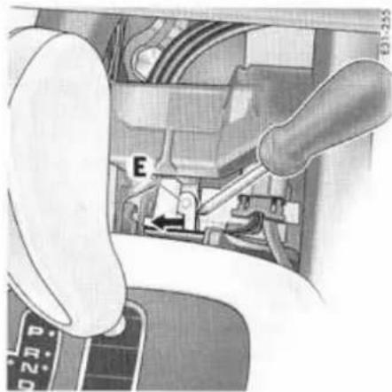 PORSCHE Cayenne S (2003) - Déverrouillage d'urgence du levier sélecteur - 2