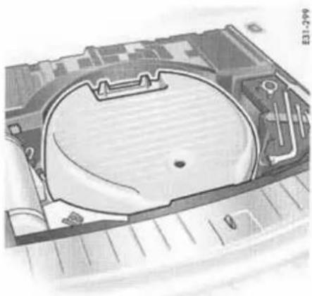 PORSCHE Cayenne S (2003) - Dépose du subwoofer - 2