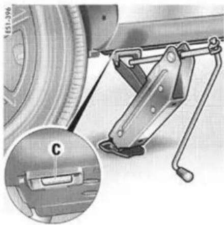 PORSCHE Cayenne S (2003) - Logement de cric de base - 2