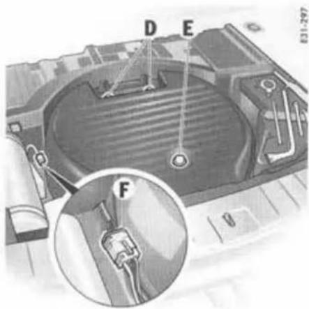 PORSCHE Cayenne S (2003) - Dépose du subwoofer - 1