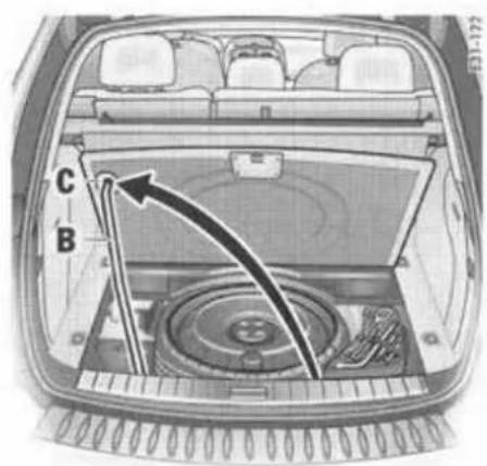 PORSCHE Cayenne S (2003) - Ouverture du plancher du coffre - 1
