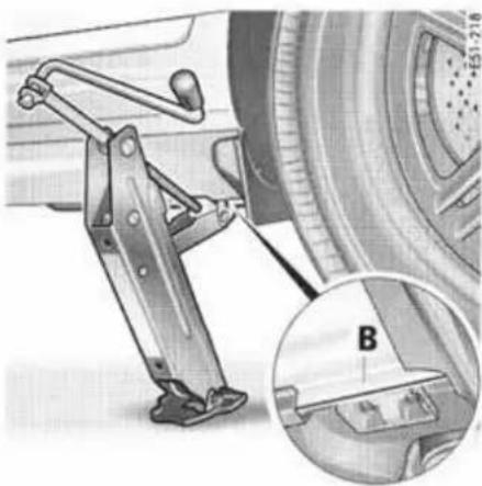 PORSCHE Cayenne S (2003) - Logement de cric de base - 1