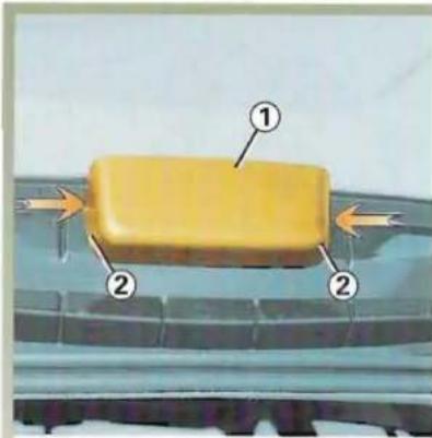 RENAULT Megane (1999) - TROISIÈME FEU DE STOP VERSIONS BREAK : remplacement des lampes (suite) - 1