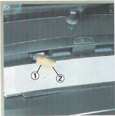 RENAULT Megane (1999) - FEUX ARRIÈRE ET LATÉRAUX : remplacement des lampes - 1