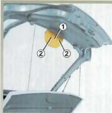 RENAULT Megane (1999) - TROISIÈME FEU DE STOP VERSIONS BICORPS : remplacement des lampes - 1