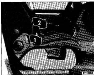VOLKSWAGEN Touran (2004) - Escamotage du dossier de siege du passager avant - 1