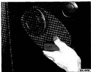 VOLKSWAGEN Touran (2004) - Escamotage du dossier de siege du passager avant - 2