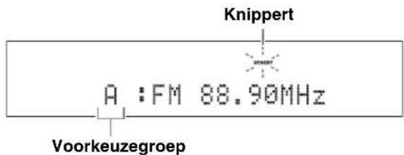 YAMAHA YAS81 - Druk herhaaldelijk op A< E of A> E om een voorkeuzegroep (A tot E) te selecteren verwijl de MEMORY-indicator knippert. - 1