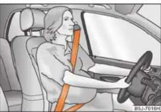 SKODA Fabia (2010) - Attacher une ceinture de sécurité trois points - 2