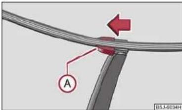 SKODA Fabia (2010) - Remplacer le balai d'essuie-glace de la lunette arrête - 1