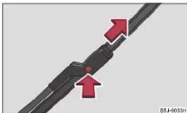 SKODA Fabia (2010) - Remplacement des balais des essuie-glaces pour le pare-brise - 1