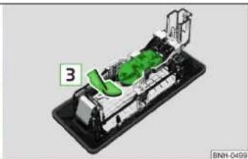 SKODA Rapid (2014) - Remplacement de l'ampoule de l'éclairage de la plaque d'immatriculation - 2