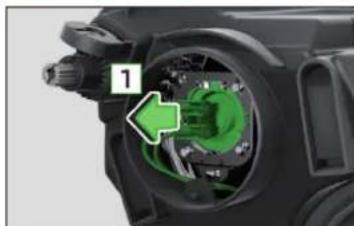 SKODA Rapid (2014) - Changer les ampoules de feu des croisement (phare halogene) - 1