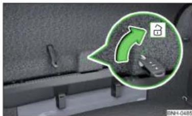 SKODA Rapid (2014) - Déverrouillage du capot du coffre à bagages - 1