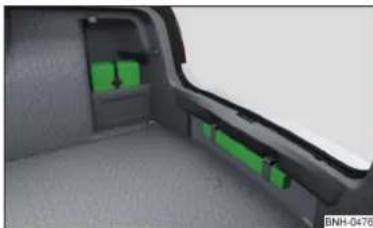 SKODA Rapid (2014) - Placer l'equipement de secours et le triangle de présignalisation - 1