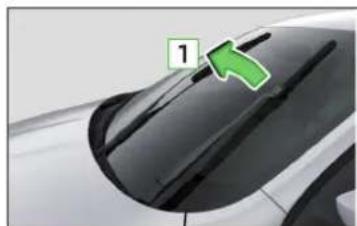 SKODA Rapid (2014) - Changer les balais d'essuie-glace du pare-brise - 1