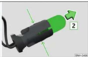 SKODA Rapid (2014) - Remplacement de I'ampoule des feuix diurne et de position - 3
