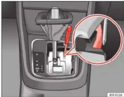 SEAT Leon SC (2014) - Déverrouillage d'urgence du levier sélecteur - 1