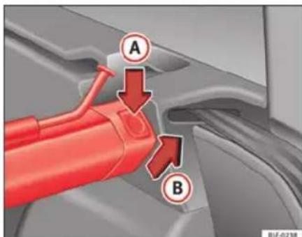 SEAT Leon SC (2014) - Utilisation du filet de séparation derrière le siège arrière\* - 2
